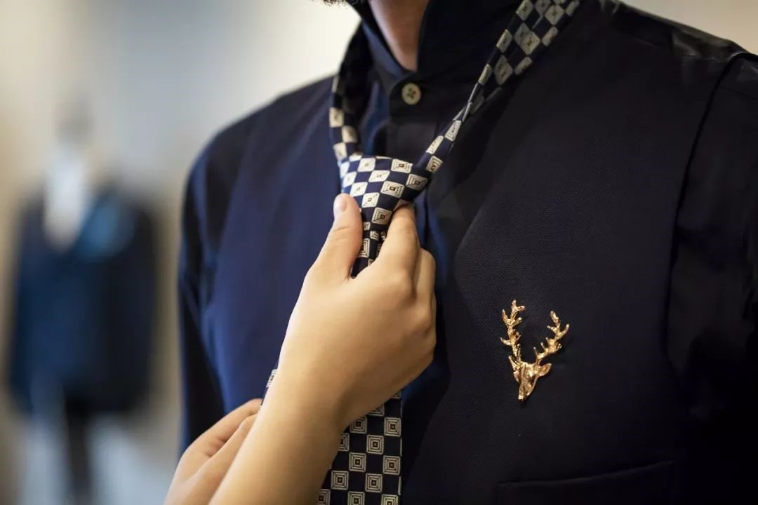 長沙炭河服飾有限公司,長沙西服定制公司,工作服定制,沖鋒衣定制,T恤定制